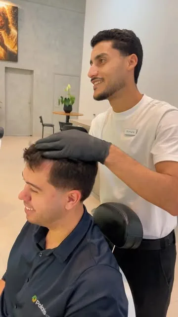 Barbeiro de luvas finalizando o cabelo de um cliente